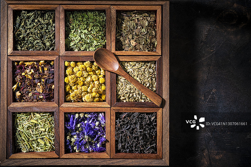 木盒茶和草药，包括红茶，锦葵，甘菊，茴香图片素材
