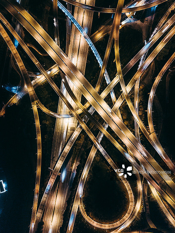 鸟瞰图的复杂天桥和繁忙的交通在夜间图片素材
