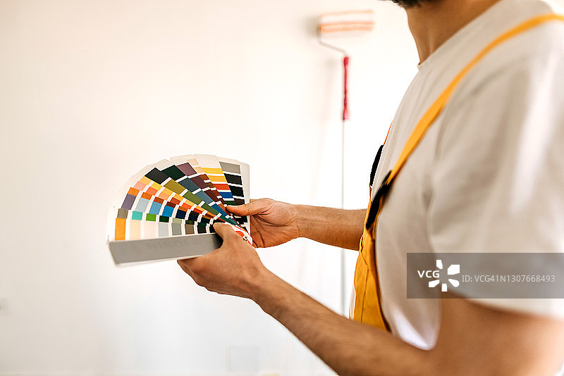 油漆工为墙壁挑选颜色图片素材