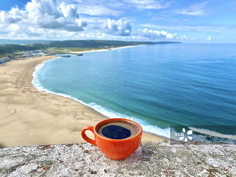 咖啡可以俯瞰葡萄牙的大西洋海岸沙城纳扎尔图片素材