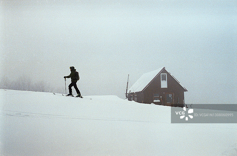 暴风雪期间滑雪场的男人图片素材