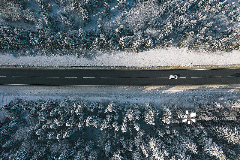 冬季喀尔巴阡山脉的鸟瞰图图片素材