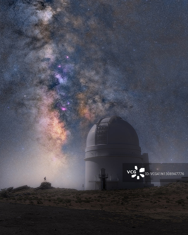 卡拉阿尔托天文台和银河系图片素材