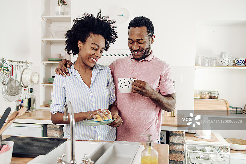 一幅非裔美国夫妇在厨房里的肖像图片素材