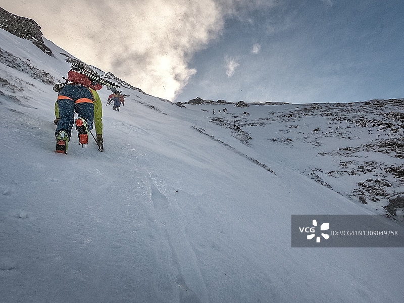 登山队正在向山顶进发。冬天的冒险图片素材