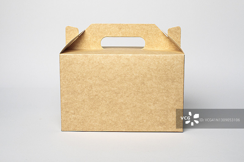 纸盒，白色背景的棕色纸盒。可回收的包装图片素材