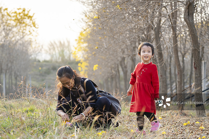 一位亚洲奶奶和她的孙女在春天一起在公园里玩图片素材