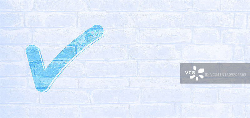 水平全景饱经风霜的蜡笔浅蓝色砖图案墙纹理垃圾矢量背景与一个勾或检查标记符号画在它的左边图片素材