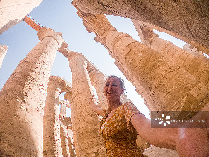 一名女子在埃及旅行，在卡纳克神庙里自拍图片素材
