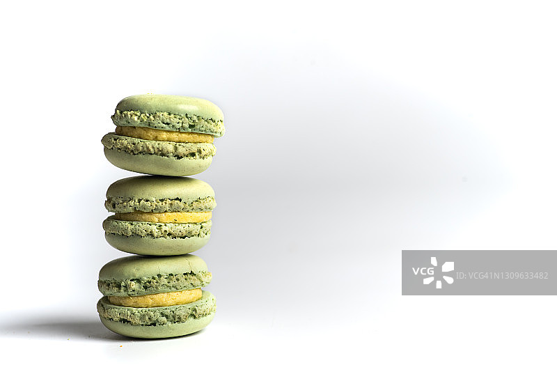 马卡龙彩色甜点在白色的背景孤立图片素材