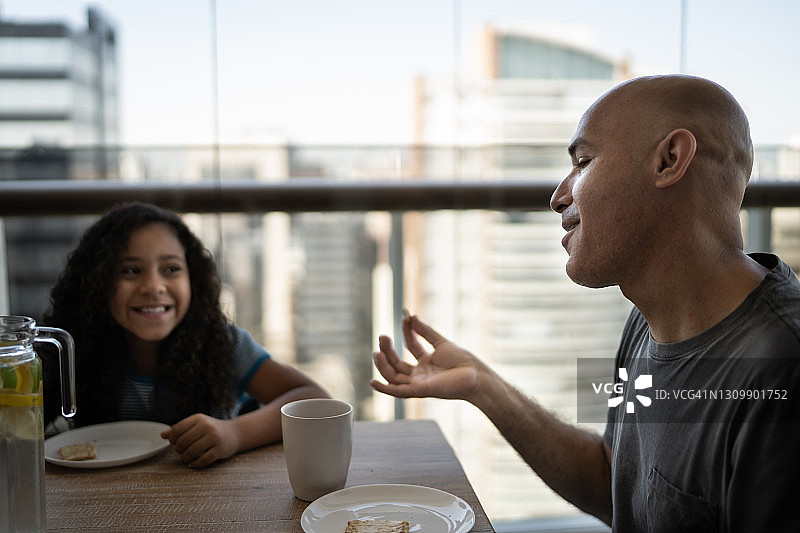 一个聋子在家里和他的女儿说早餐图片素材