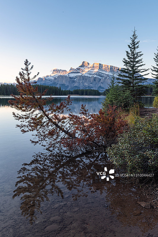 加拿大亚伯达省班夫国家公园，美丽的早晨，带着秋天气息的两个杰克湖。图片素材