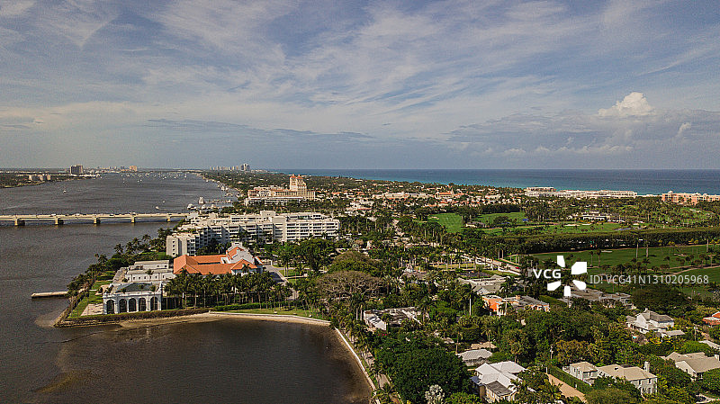 鸟瞰图棕榈滩，佛罗里达岛住房从市中心西棕榈滩，佛罗里达入口海滨在2021年3月春假期间图片素材