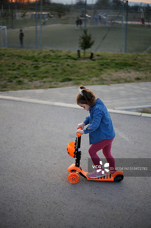 女孩骑推滑板车库存照片图片素材