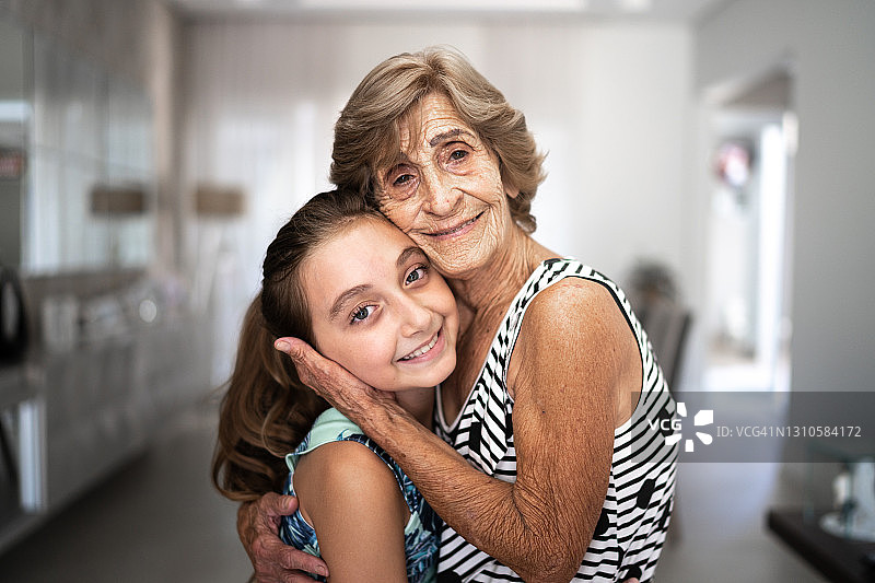 祖母和孙女在家里拥抱的照片图片素材