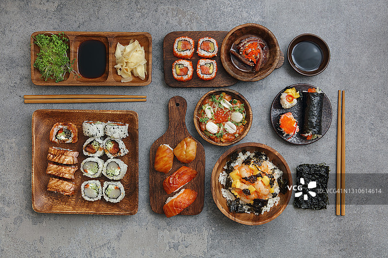寿司和寿司卷套装。碗米饭。Gunkan集。金枪鱼生鱼片。Temaki。图片素材
