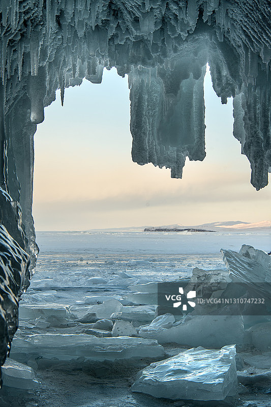 贝加尔湖的Ogoy岛岩洞。俄罗斯伊尔库茨克地区,图片素材