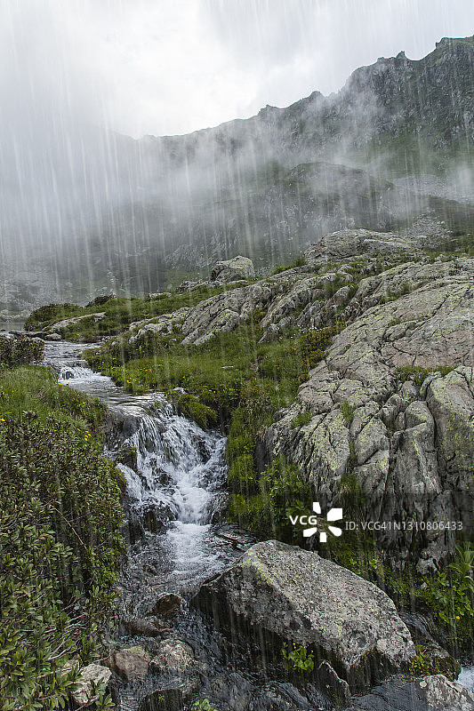 雨天的高山瀑布图片素材