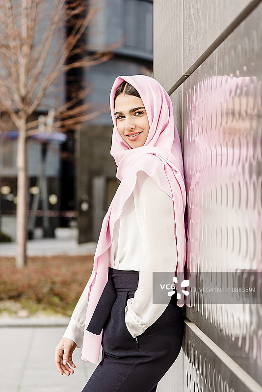 一位年轻的穆斯林女商人的肖像图片素材