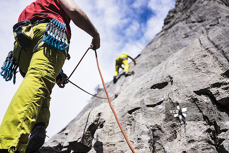 攀登者和细节上的钩环训练期间在一个自然的悬崖图片素材