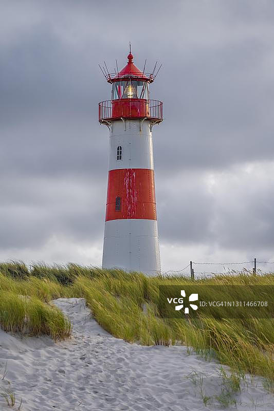 德国石勒苏益格-荷尔斯泰因，北弗里斯兰岛，北海，北弗里斯兰，埃伦伯根，希尔特，沙丘中的红白灯塔图片素材