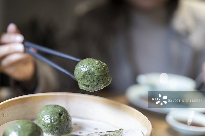 木桌上的中国传统绿色饺子的特写图片素材