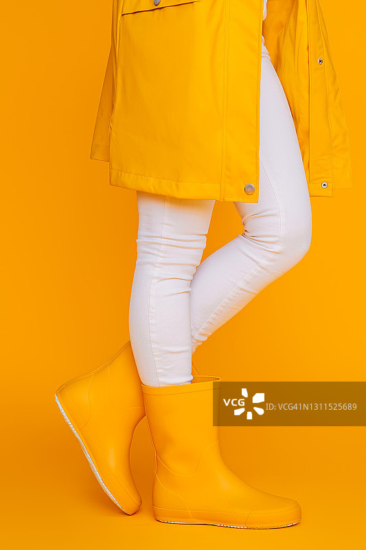 一双黄色雨靴图片素材