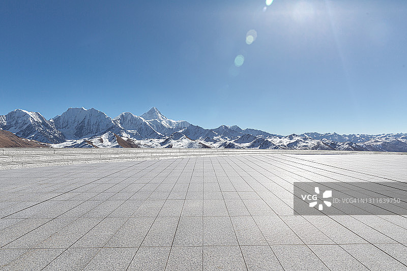 大理石广场在雪山前的冬天图片素材
