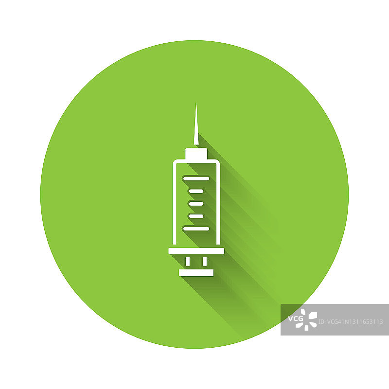 白色注射器图标与长阴影隔离。注射疫苗，接种疫苗，注射，流感疫苗。医疗设备。绿色圆圈按钮。向量图片素材