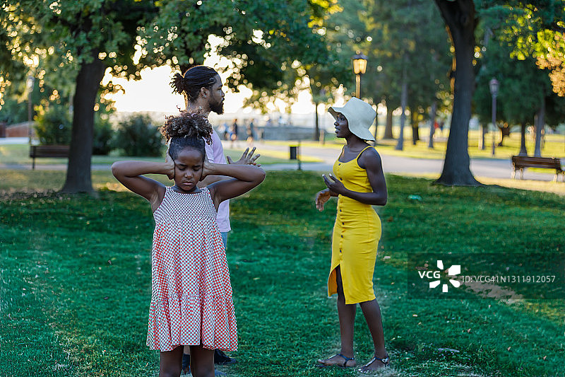 一个非洲家庭在公园里争论家庭问题。图片素材