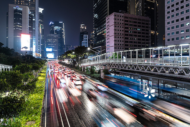 印尼首都雅加达现代商业区的交通灯步道图片素材