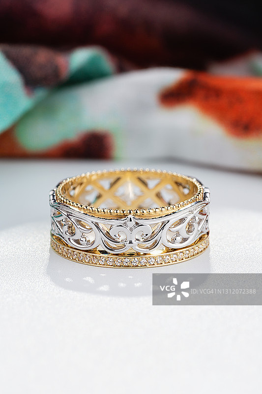 独特的结婚戒指与百合花装饰钻石图片素材