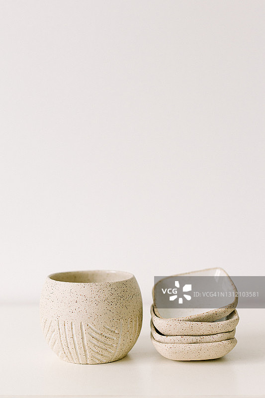 陶瓷杯和堆叠方形碗图片素材