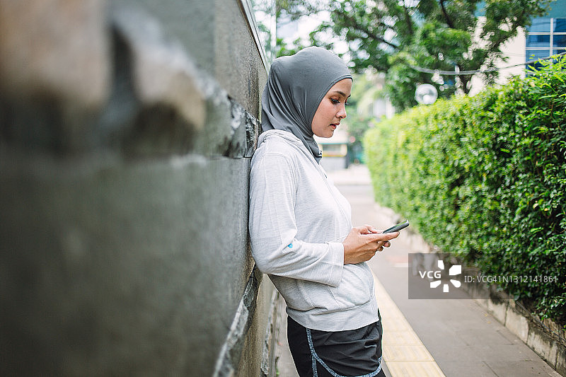 一名印尼妇女正在查看她的智能手机图片素材
