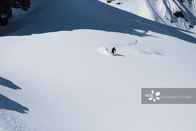 越野滑雪者在喜怒无常的冰川上做大转弯图片素材