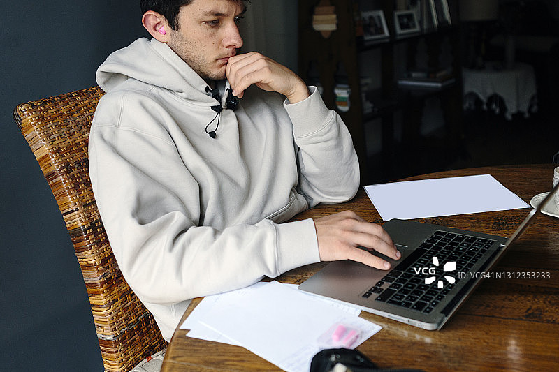 一个年轻人在家里用笔记本电脑学习图片素材