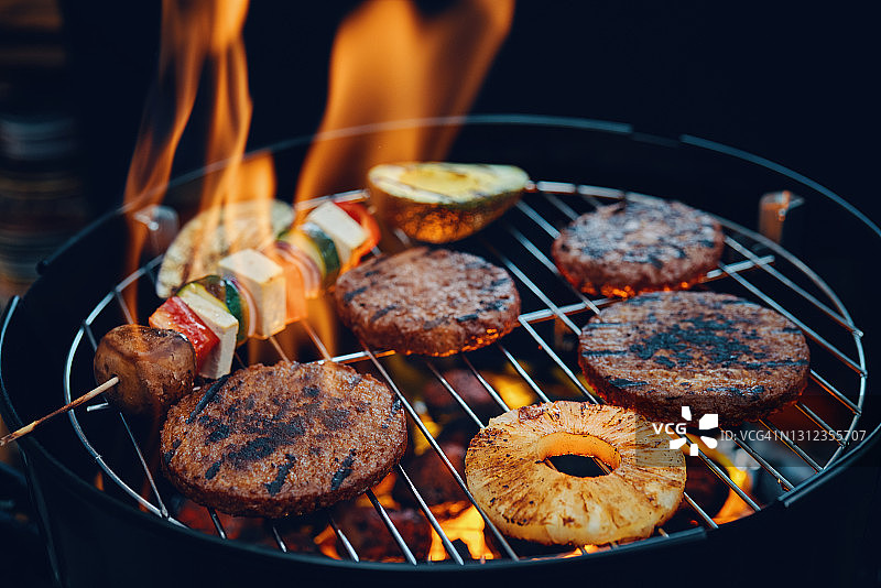 烤素食串，素食汉堡，肉饼和蔬菜在烧烤架上图片素材