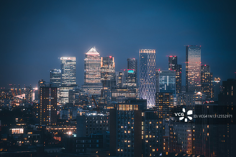 金丝雀码头夜景-英国伦敦的金融中心图片素材