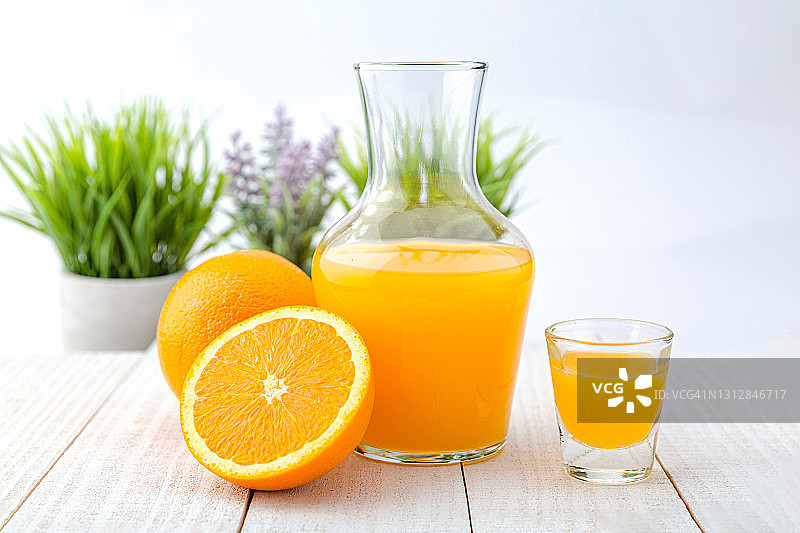 新鲜的橙子和新鲜的橙汁图片素材