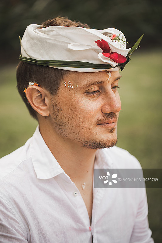 男子的肖像在传统的巴厘岛白色仪式服装在婚礼上图片素材