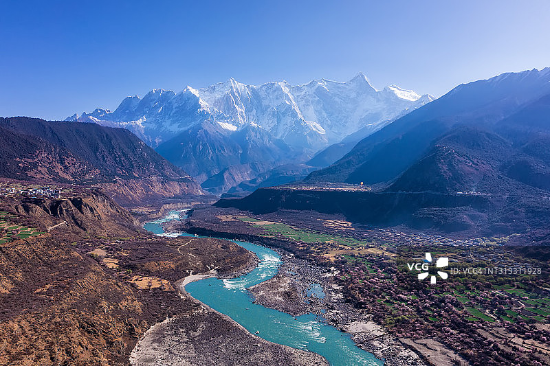 西藏林芝，雅鲁藏布江大峡谷风光图片素材