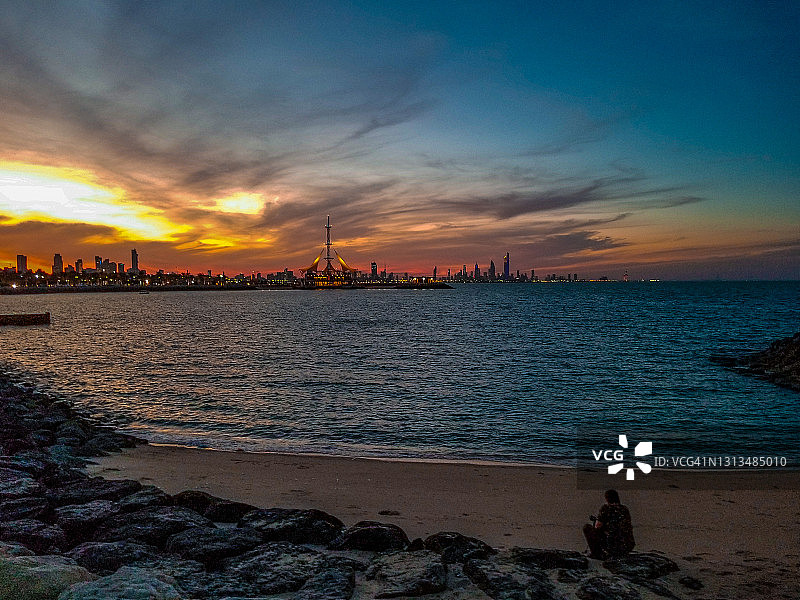 壮丽的日落在Marina Waves, Salmiya海滩前，科威特城，科威特图片素材