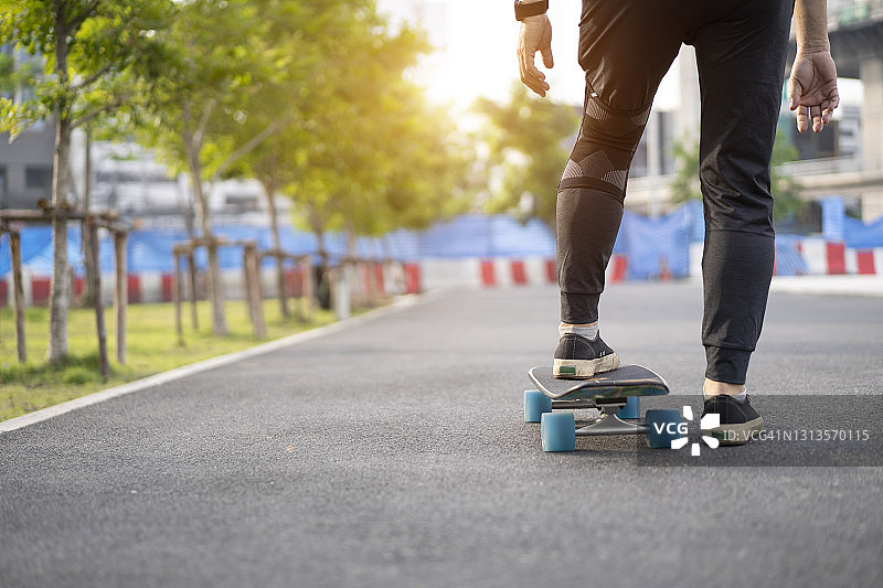 在人行道上玩滑板的男人的特写图片素材