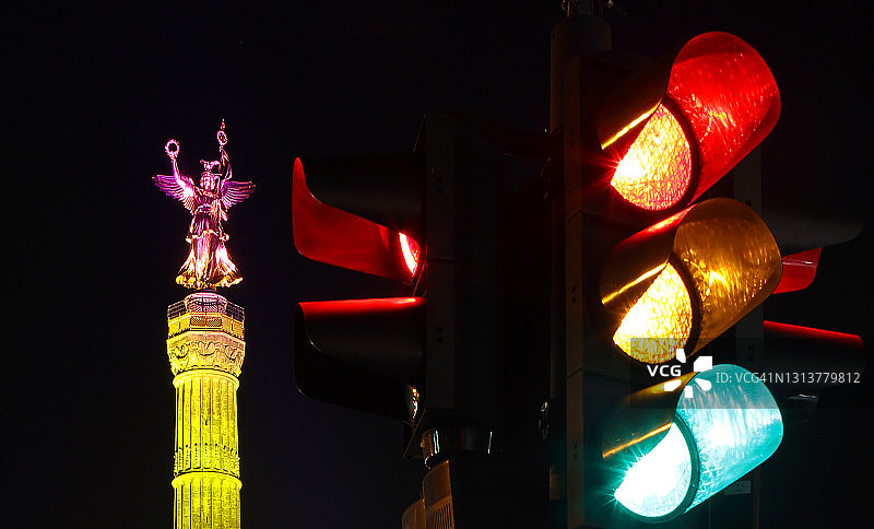 夜晚红绿灯的胜利柱(德国柏林)图片素材