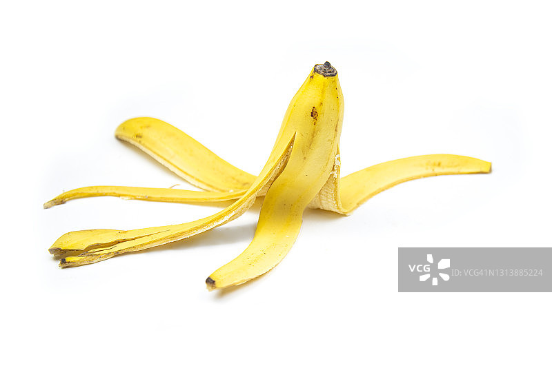 在白色背景上剥了皮的香蕉的地面视图。踩到香蕉皮图片素材