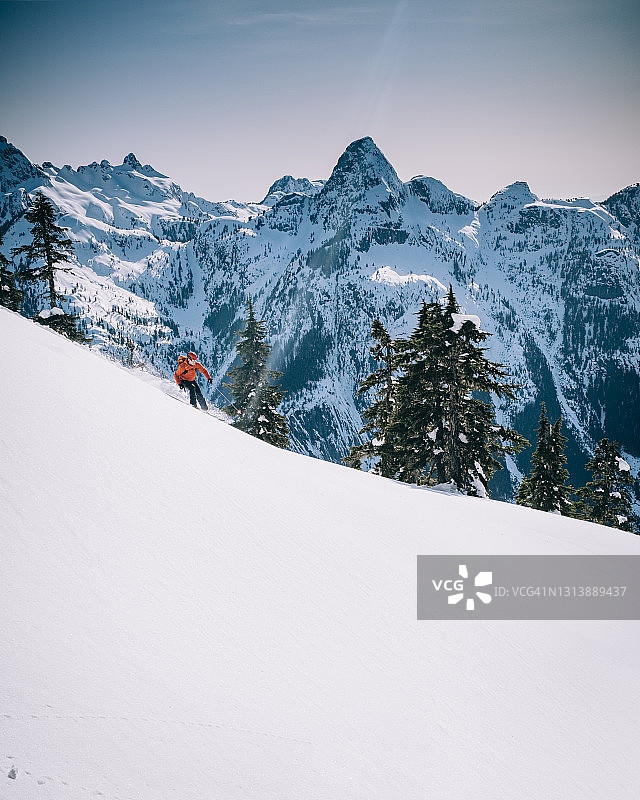 偏远地区的滑雪者滑过壮观的山景图片素材