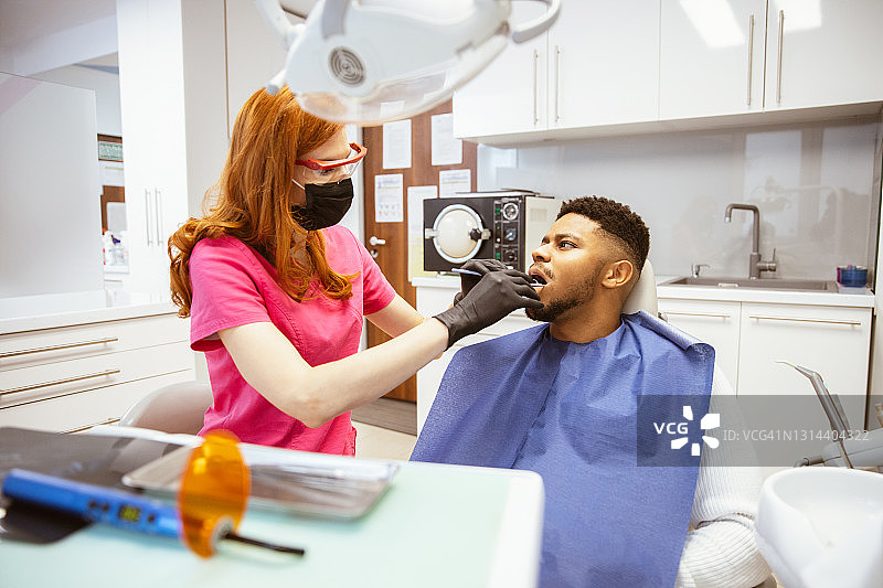 牙科诊所的年轻非裔美国人图片素材
