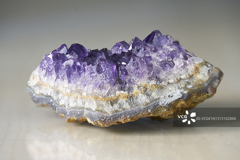 紫水晶簇晶体矿物石头图片素材