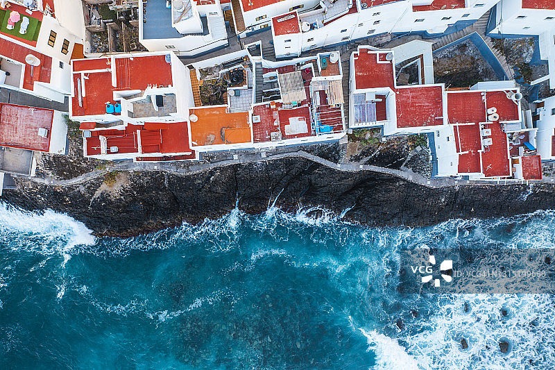 西班牙，大加那利，大西洋附近的彩色房屋鸟瞰图图片素材