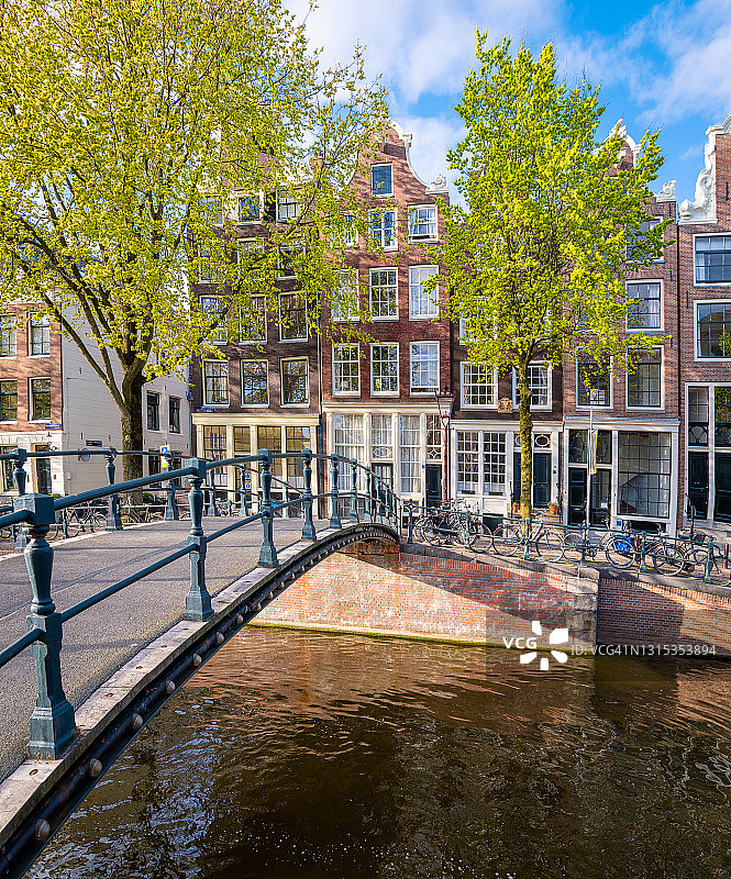 阿姆斯特丹的运河房屋和桥梁图片素材